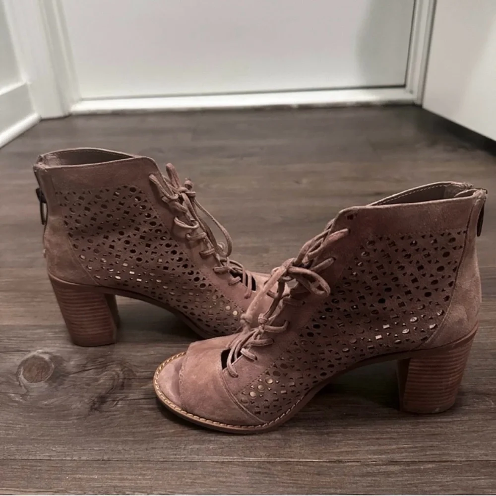 🌻 Tan VINCE CAMUTO Trevan Cutout Lace Up Peep Toe Ankle Booties - Size 7.5